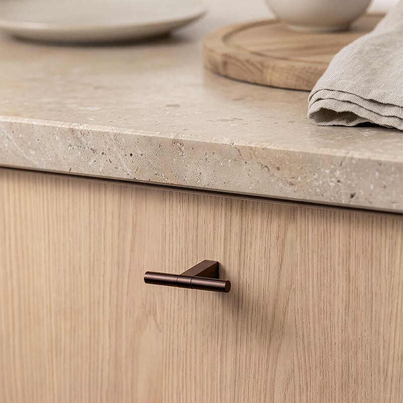 Knop T Petit - Gebronsd Messing